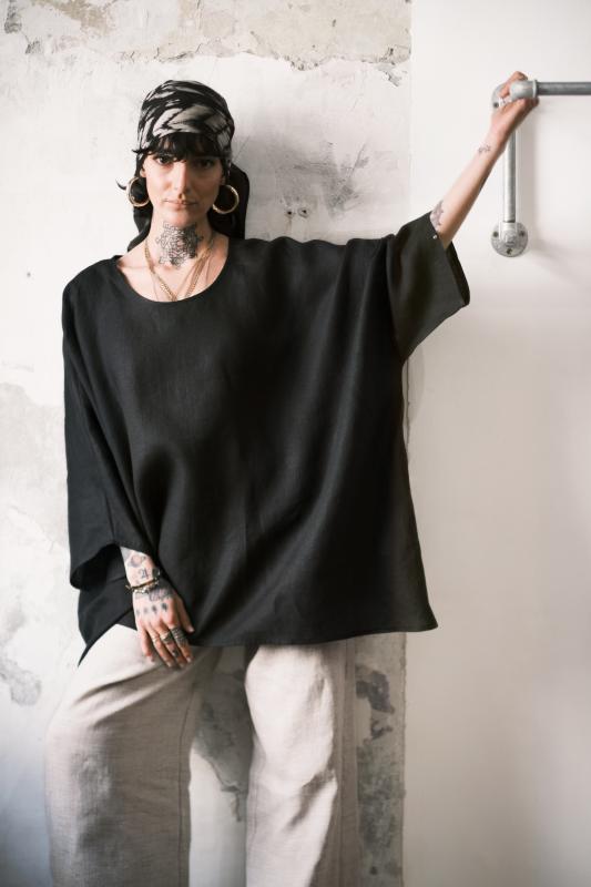 sq_blk-top-beige-pants_1